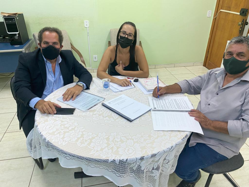PRESIDENTE DA CÂMARA, BAIANINHO DO POSTO SE REUNE COM O ADVOGADO DR. MAURO BONFIM PARA DISCUTIR ASSUNTOS JURÍDICOS DA CÂMARA.