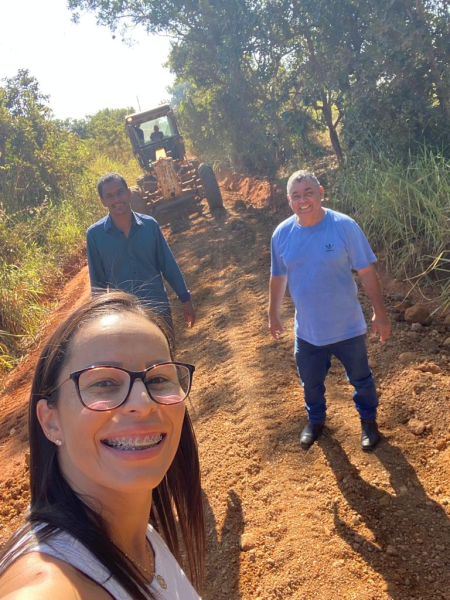 PRESIDENTE DA CÂMARA BAIANINHO DO POSTO E VEREADORA  PAULA GUEDES  ACOMPANHAM TRABALHOS DE RECUPERAÇÃO DE ESTRADAS RURAIS