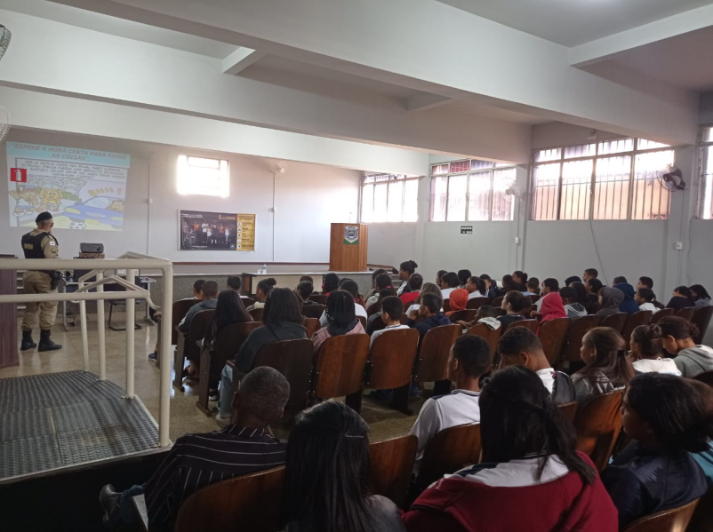 Em parceria com a Escola Estadual Alencastro Guimarães e Prefeitura Municipal de Corinto, realizamos hoje na Câmara Municipal , orientações referente ao Trânsito Seguro. 
Palestrante: Sargento Gilberto Laudelino